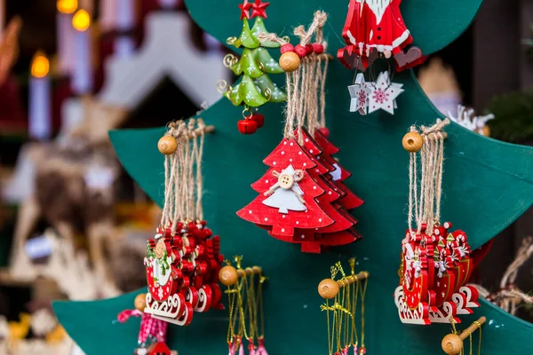Πολύχρωμες Διακοσμήσεις Στην Χριστουγεννιάτικη Αγορά Της Αλσατίας — Φωτογραφία Αρχείου