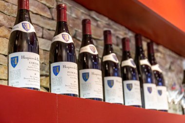  19 Eylül 2019. Burgundy, Beaune 'de şarap şişeleri.