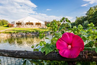 Çadırda açık havada düğün resepsiyonu.