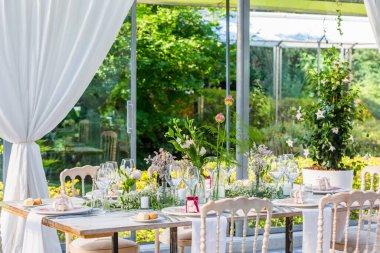 Bir parti ya da düğün resepsiyonu için dekore edilmiş masalar