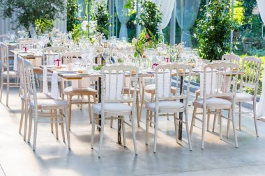 Bir parti ya da düğün resepsiyonu için dekore edilmiş masalar