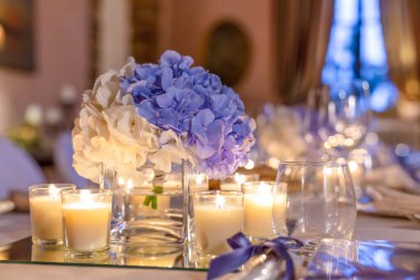 Bir parti ya da düğün resepsiyonu için dekore edilmiş masalar