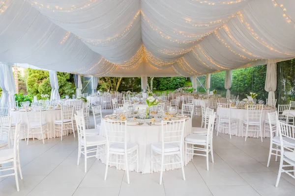 Tische Für Eine Party Oder Hochzeitsempfang Dekoriert — Stockfoto