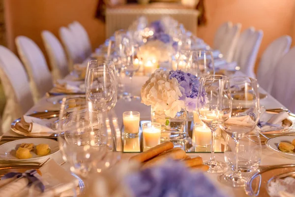 パーティーや結婚式のレセプションのために飾られたテーブル ストックフォト