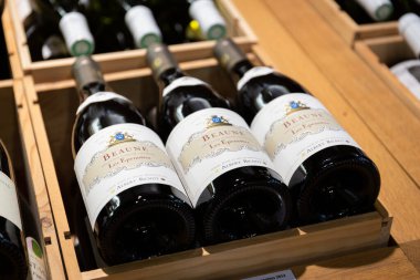19 Eylül 2019. Burgundy 'de Beaune şaraphanesinde şarap şişeleri 