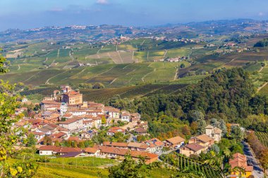  30 Eylül 2019. Barolo Kalesi manzarası, sonbahar sezonu, Piedmont bölgesi, İtalya