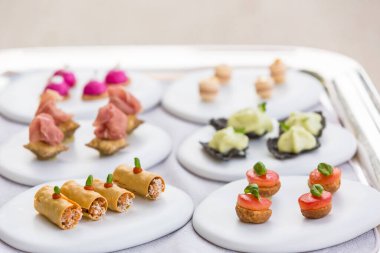 Çeşitli aperatifler ve parmak yiyecekleri.