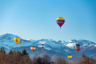 06 Ocak 2019. Mondov, Piedmont, İtalya 'da çok renkli sıcak hava balonu.