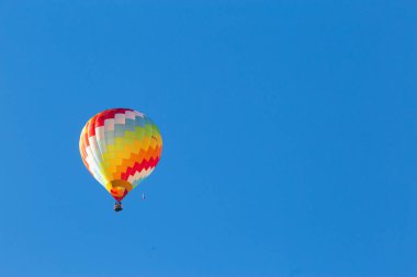 Piedmont, İtalya 'da çok renkli sıcak hava balonu.