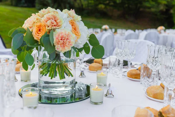 Tische Für Eine Party Oder Hochzeitsempfang Dekoriert — Stockfoto