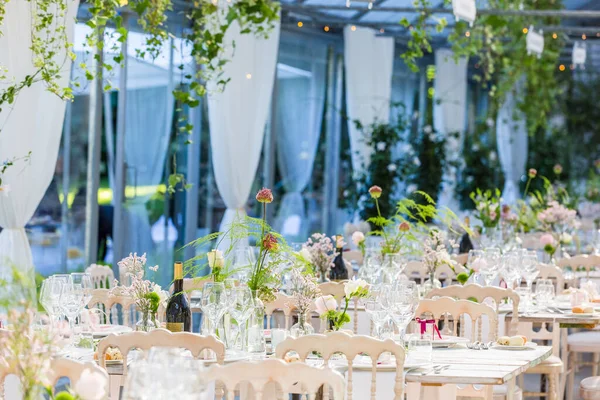 Tische Für Eine Party Oder Hochzeitsempfang Dekoriert — Stockfoto