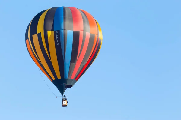 Πολύχρωμο Αερόστατο Θερμού Αέρα Στο Πεδεμόντιο Ιταλία — Φωτογραφία Αρχείου