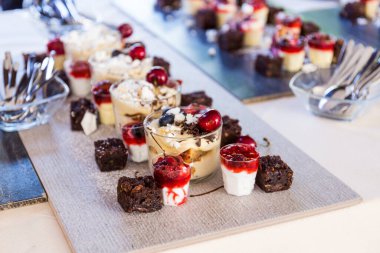 Lezzetli mini tatlılar ve mini kekler.