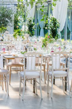 Bir parti ya da düğün resepsiyonu için dekore edilmiş masalar