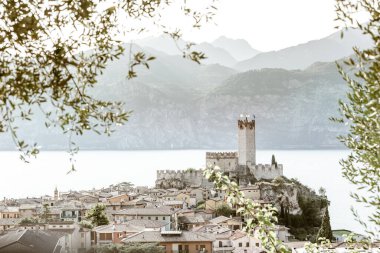 Malcesine Kulesi manzarası, Garda Gölü, Veneto, İtalya.