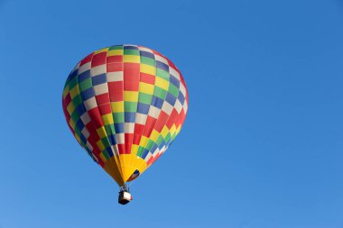 Mondovi, Piedmont, İtalya 'da çok renkli sıcak hava balonu.