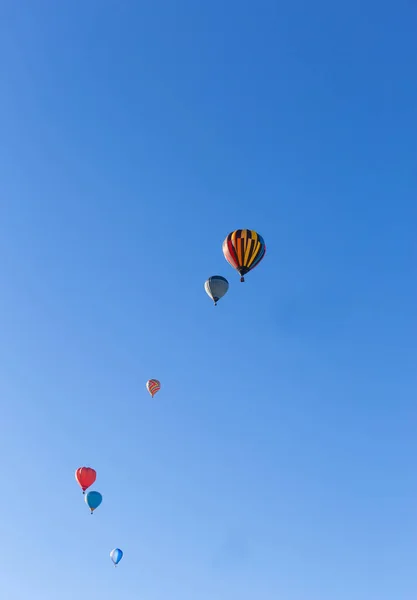 Πολύχρωμο Αερόστατο Θερμού Αέρα Στο Mondovi Πεδεμόντιο Ιταλία — Φωτογραφία Αρχείου