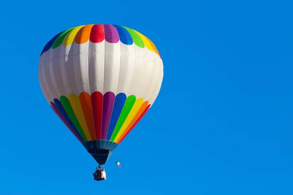 Mehrfarbiger Heißluftballon Mondovi Piemont Italien — Stockfoto