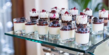 Lezzetli mini tatlılar ve mini kekler.