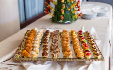 Lezzetli mini tatlılar ve mini kekler.