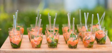 balık ve sebzeler aperatifler ve parmak yiyecekleri