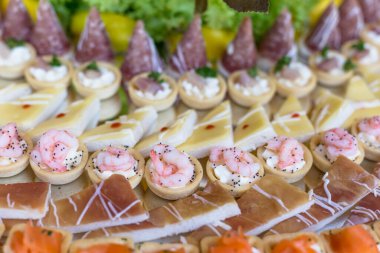 balık ve sebzeler aperatifler ve parmak yiyecekleri