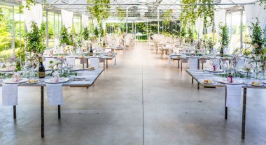 Bir parti ya da düğün resepsiyonu için dekore edilmiş masalar