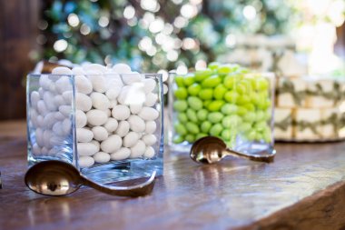 Düğün için beyaz şeker.