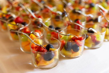 karışık dilimlenmiş meyve tabağı