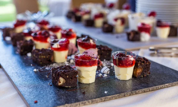 Leckere Mini Desserts Und Mini Kuchen — Stockfoto
