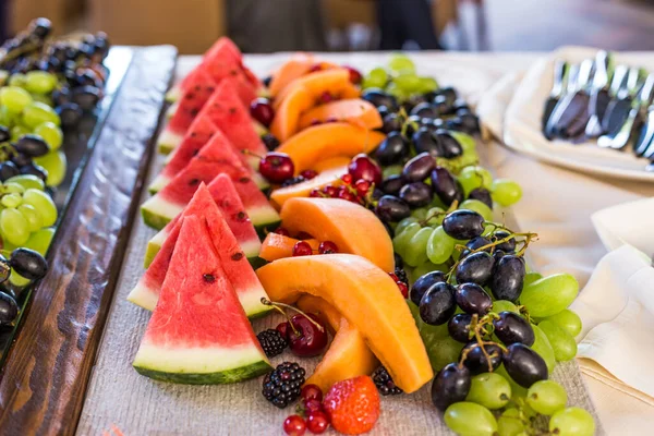 Frutta Fette Miste Sul Piatto — Foto Stock