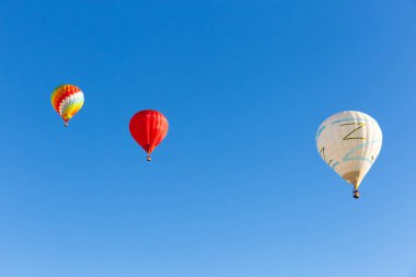 Mondov, Piedmont, İtalya 'da gökyüzünde çok renkli sıcak hava balonları.
