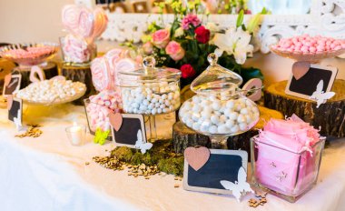 Düğün için beyaz şeker.