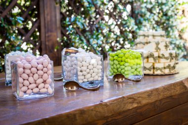 Düğün için beyaz şeker.