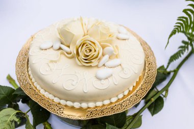 Güzel beyaz düğün pastası.