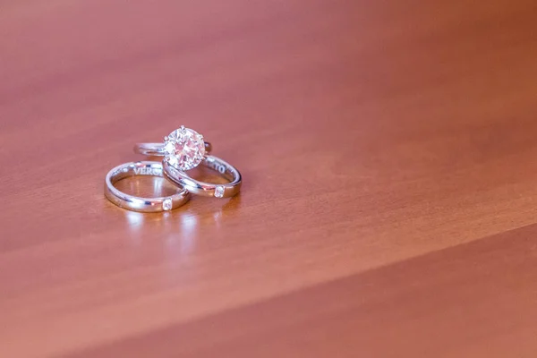 小枕头上的结婚戒指 — 图库照片