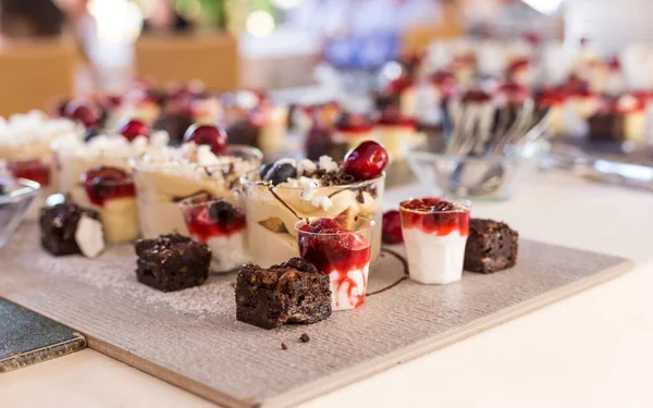 Leckere Mini Desserts Und Mini Kuchen — Stockfoto