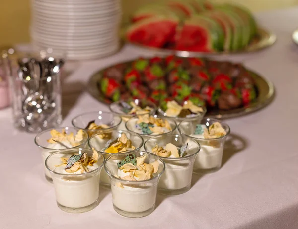 Leckere Mini Desserts Und Mini Kuchen — Stockfoto