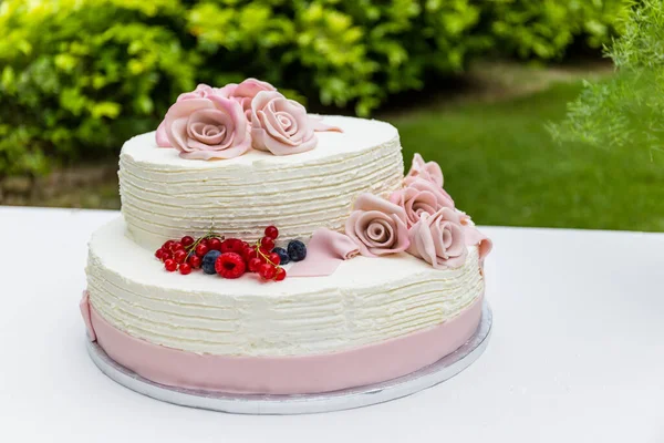 户外漂亮的白色结婚蛋糕 — 图库照片