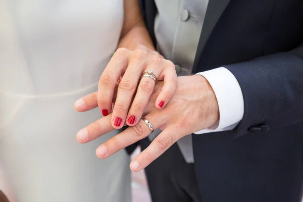 新郎和新娘的手和结婚戒指 — 图库照片