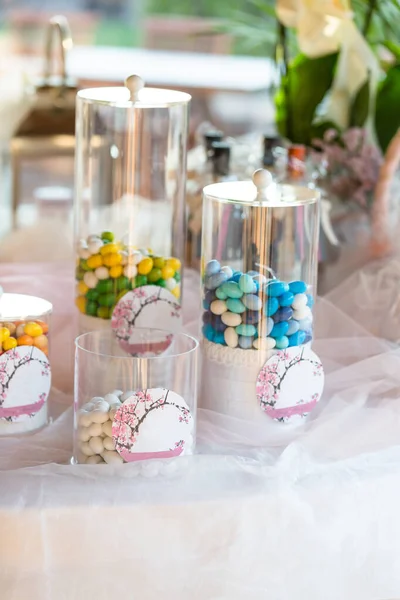 Weiße Bonbons Für Eine Hochzeit — Stockfoto