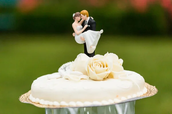 ロマンチックなウェディングケーキのトッパー — ストック写真