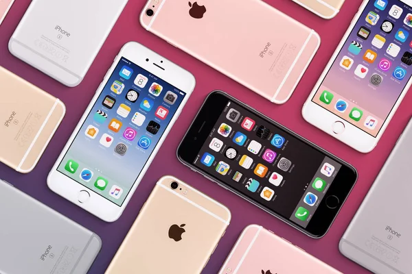 Set van veelkleurige Apple iphones 6s plat lag bovenaanzicht met ios 10 op het scherm — Stockfoto