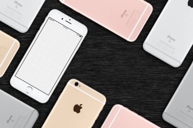 Çok renkli Apple iPhone 6s düz dizi üstten görünüm yalan Ofis Masası üzerinde kopya alanı ile yatıyordu