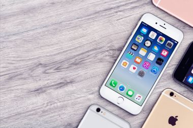 Çok renkli Apple iPhone 6s düz dizi üstten görünüm yalan ahşap Ofis Masası üzerinde kopya alanı ile yatıyordu