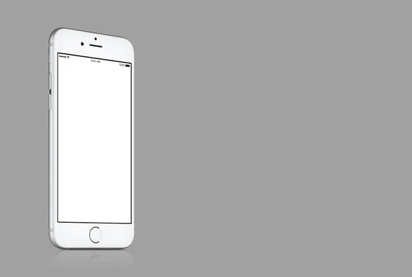 Simulación Silver Apple iPhone 7 sobre fondo gris sólido con espacio para copiar —  Fotos de Stock