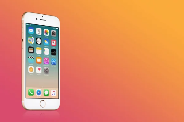 Ouro Apple iPhone 7 com iOS 10 na tela em fundo gradiente rosa com espaço de cópia — Fotografia de Stock