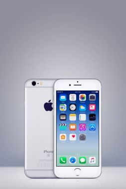 IOS 10 kopya alanı ile dikey gradyan arka planı ekranda ile Apple iphone 7 gümüş