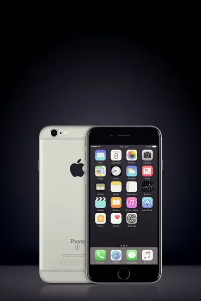 Raum grau Apple iphone 7 mit ios 10 auf dem Bildschirm auf vertikalem Gradienten Hintergrund mit Kopierraum — Stockfoto
