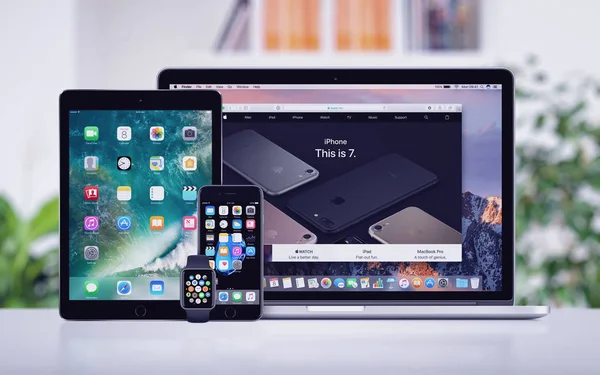 Apple Macbook iPhone 7 iPad Pro dan Apple Watch di meja kantor — Stok Foto